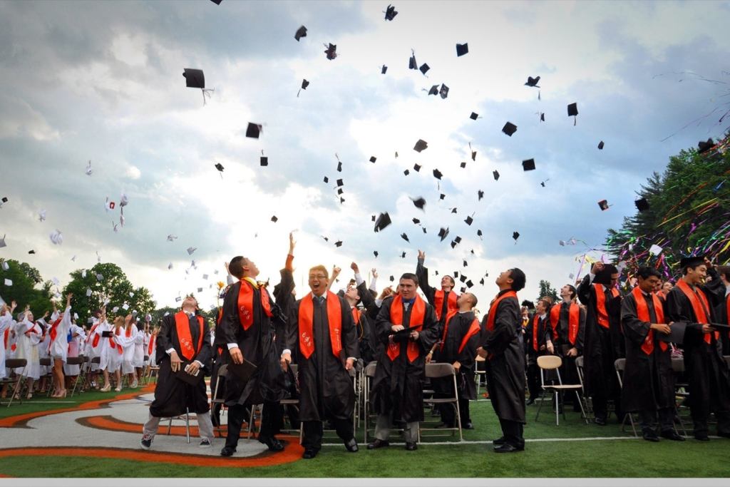 3 Ways to Identify Outstanding College Graduates