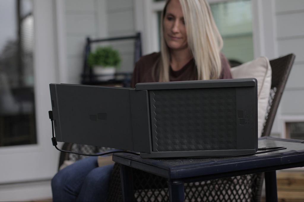 This Mobile Workstation Lets You Have a Dual Monitor Setup Anywhere