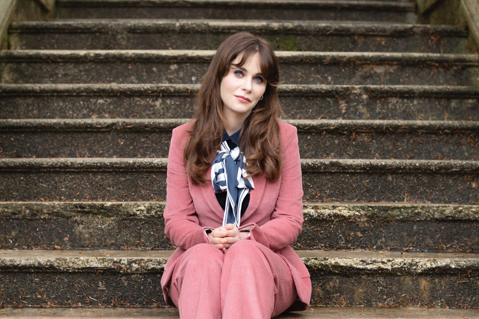 Zooey Deschanel is getting back in the rom-com game, image size:2000x1333