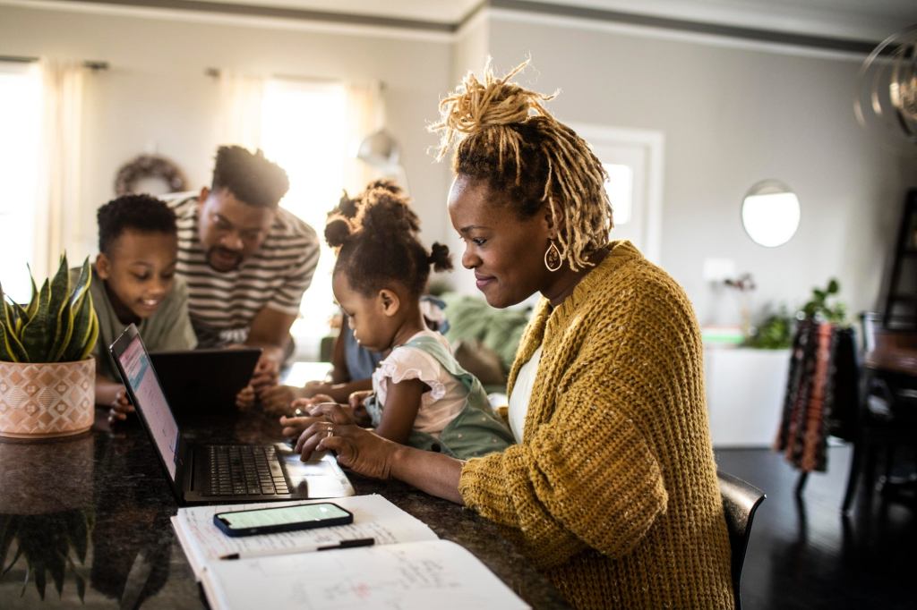 8 Ways to Balance Your Home Life and Remote Work (And Stay Productive)