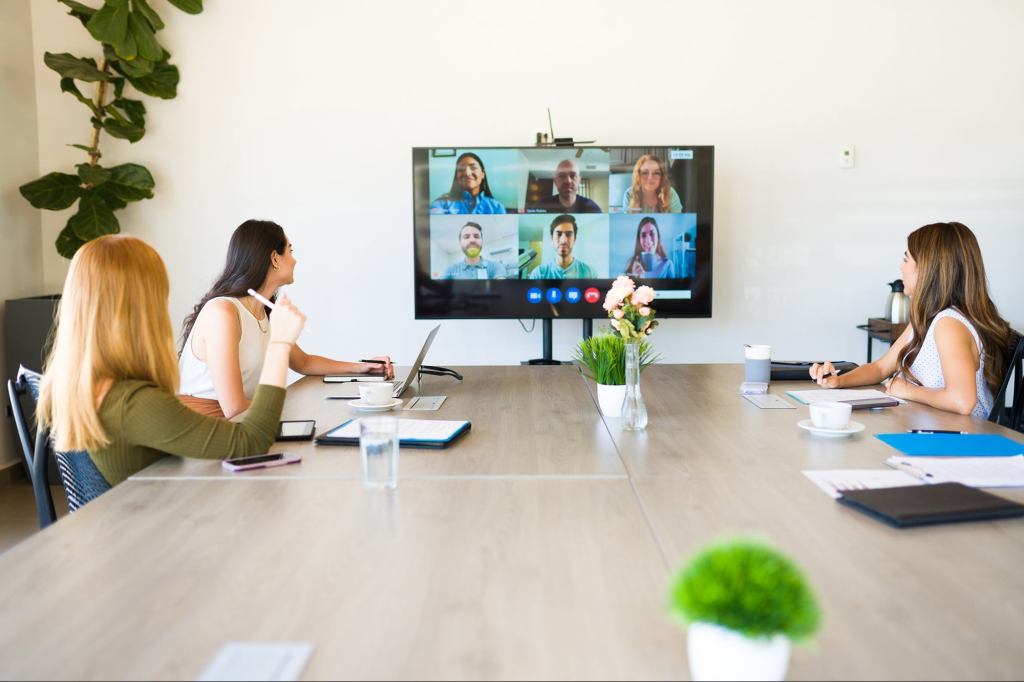 5 Tips to Avoid Alienating the Audience in Business Meetings