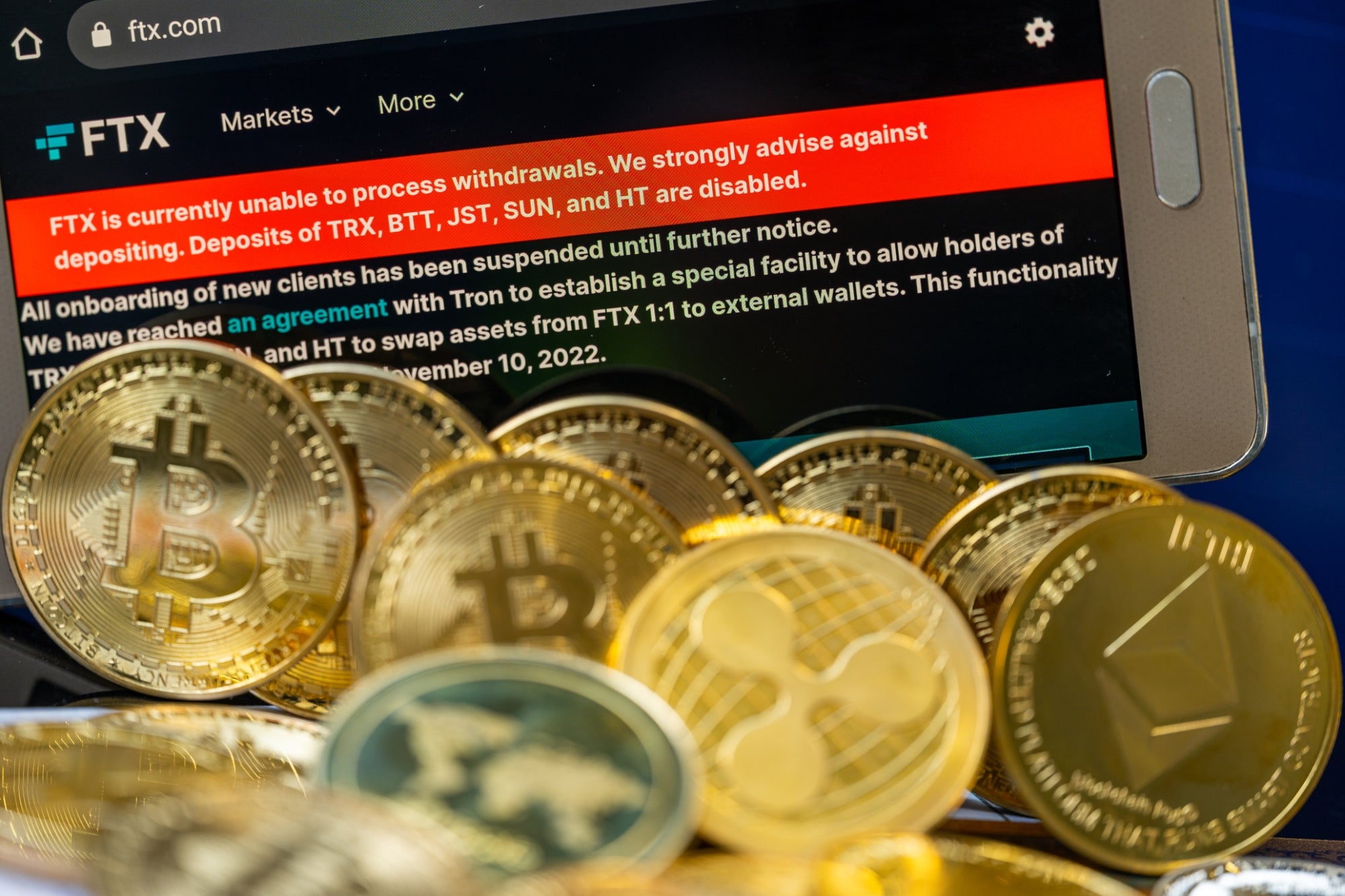 FTX Collapse Has Nervous Crypto Investors Draining Bitcoin From Centralized  Exchanges