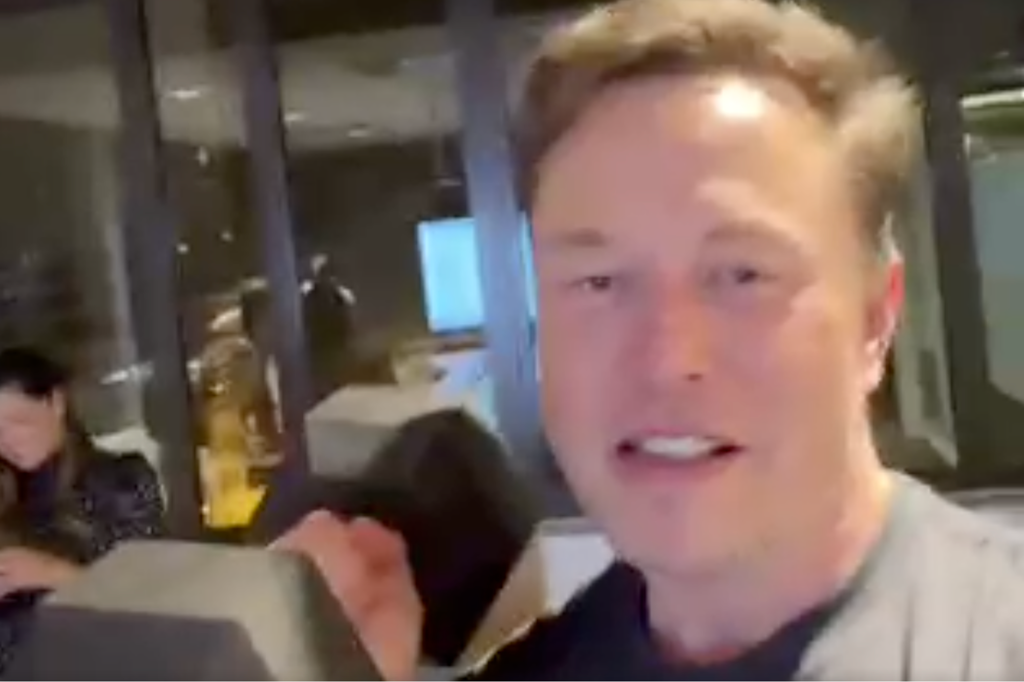 Elon Musk Goes Live, Lifts Weights in Bizarre Video