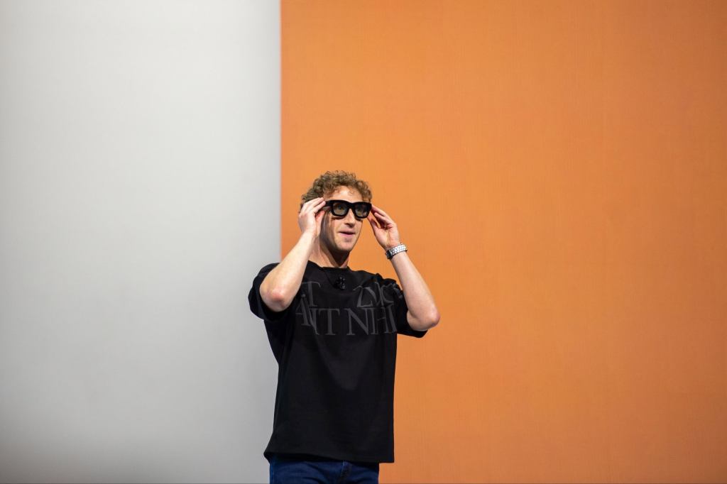 Meta Offers Apple Manager Tens of Millions to Join AI Team