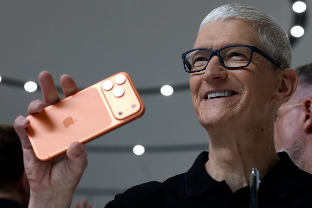 Tim Cook Could Step Down as Apple CEO Next Year: Report