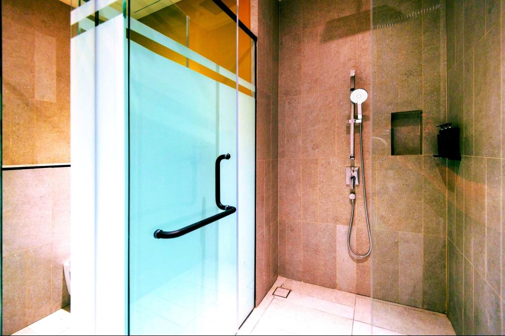 Hotels Ditch Bathroom Doors and Guests Are Furious