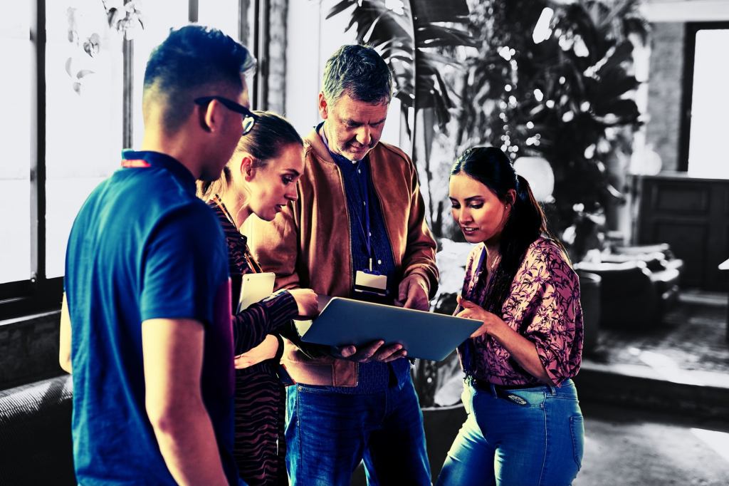 Debes mejorar las habilidades de tu fuerza laboral en la era de la IA o arriesgar tu propia vida.