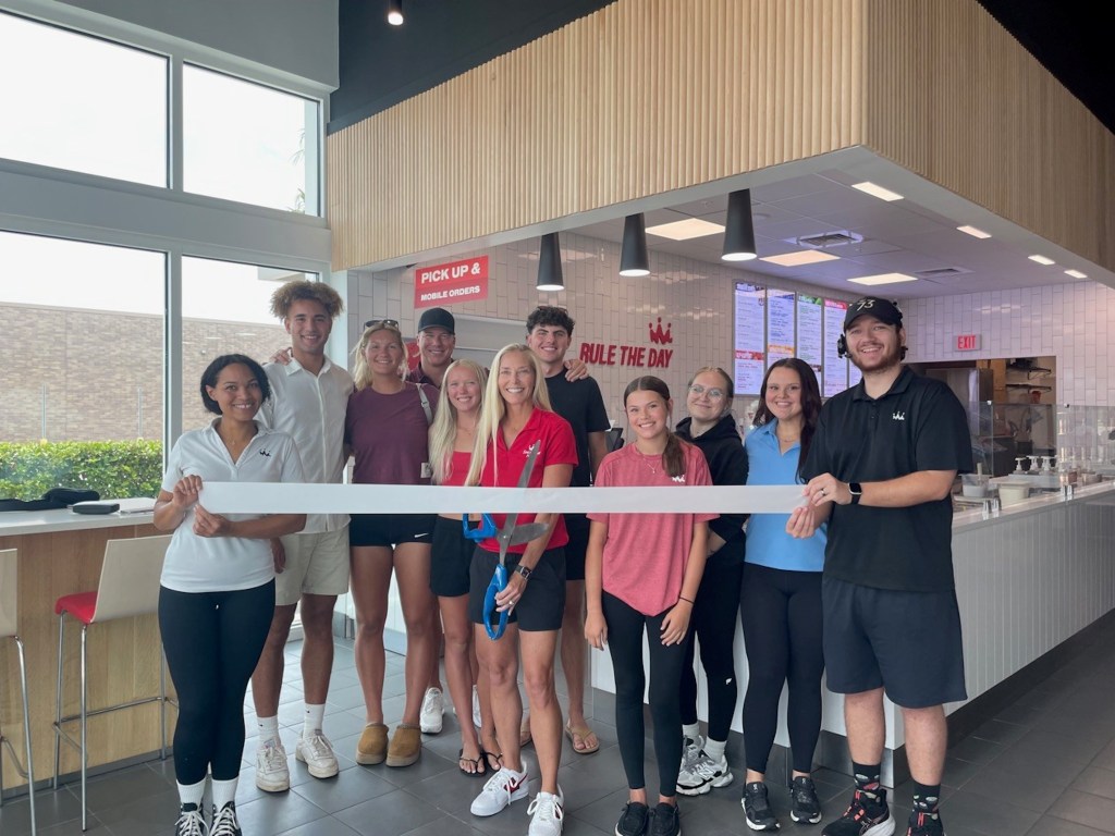 Lorraine Pater (centro) en la gran inauguración de Smoothie King. Crédito: Lorraine Pater / Smoothie King.