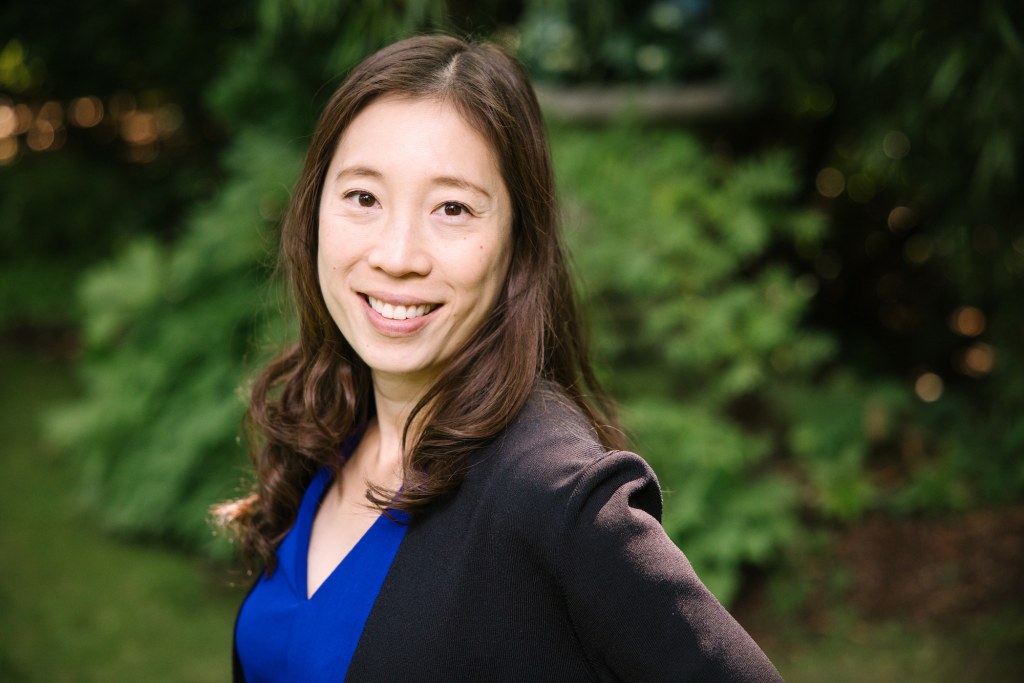 I Was a Hiring Manager at the White House. Here's the Biggest Mistake People Make on Resumes - and How I Turned That Into a $400K Side Hustle.