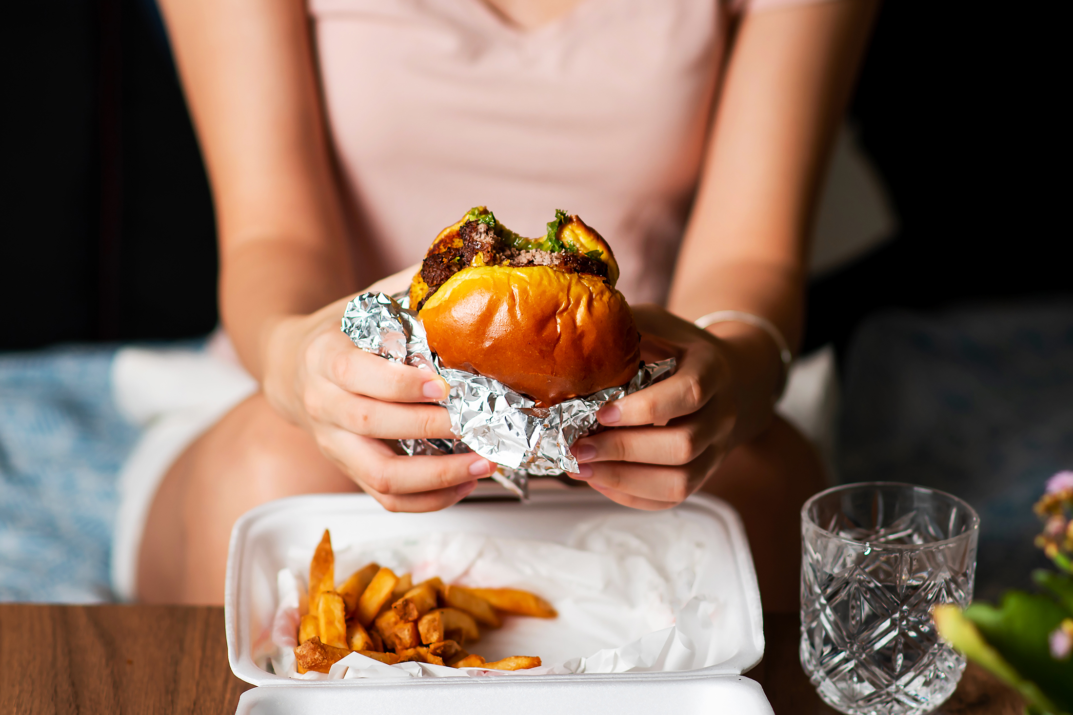 Wyndham Hotels Team With Applebee’s to Get Free Food Delivery to Your Room: ‘There’s Nothing Better Than A Burger In Bed’